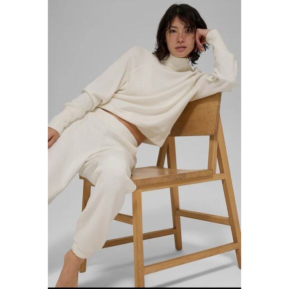 ALO Pants - NWOT Alo Women's Waffle Weekend Escape Jogger Ivory L Nwot $138